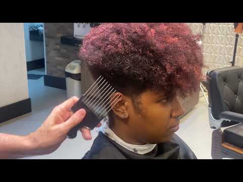 Видео: Как подстричь афро волосы, как лучше всего подстричь гигантские кудрявые волосы