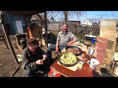 Видео: ШАШЛЫК  ЖАРЕНАЯ КАРТОШКА И ЖАРЕНАЯ РЫБА ВКУСНЫЙ РЕЦЕПТ