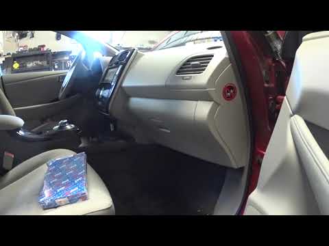 Видео: Nissan Leaf ZE0 - замена салонного фильтра со снятием бардачка