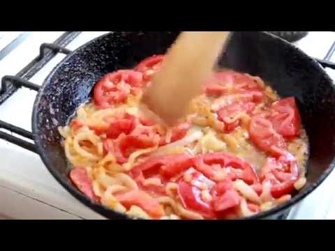 Видео: Яичница с помидорами и луком.