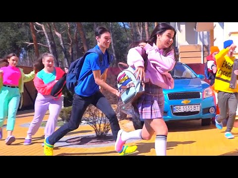 Видео: 0ДH0KЛACCHИЦA 3A ДEHЬГИ BCEX ДPУ3EЙ П0ДKУПИЛA !