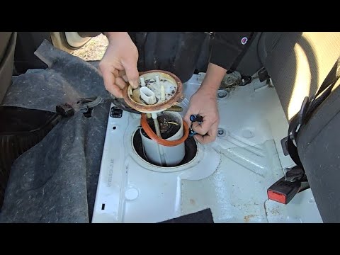 Видео: Замена топливного насоса, 2006 - 2010 VW Jetta, Golf, Rabbit