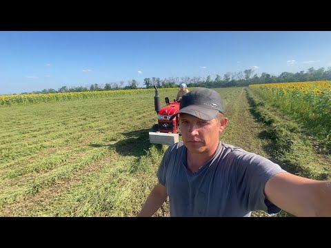 Видео: Переворачиваем и тюкуем сено !! Жизнь в деревне