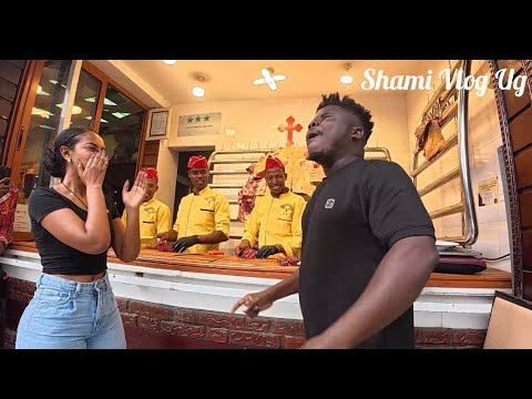 Видео: Угандийская девочка и @WODEMAYA пробуют сырое мясо 🥩 в Аддис-Абебе, Эфиопия 🇪🇹