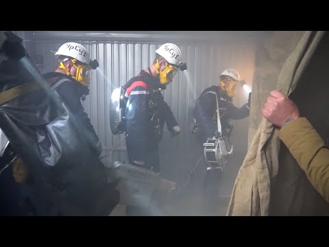 Видео: Горноспасатели достали двух шахтёров из-под земли. Real video