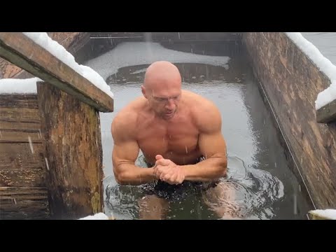 Видео: Погружения в ледяную воду. Как не напрягаться и получать пользу и кайф. Метод  дыхания Вима Хофа.
