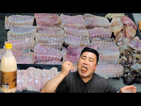 Видео: 1 кг вяленого минтая «Хыксандо» стоит 90 000 вон, а бутылка «Хэчхан Макколи» — 110 000 вон. Время...