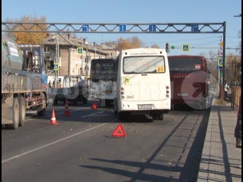 Видео: Пять человек пострадали во время столкновения трех автобусов в Хабаровске.