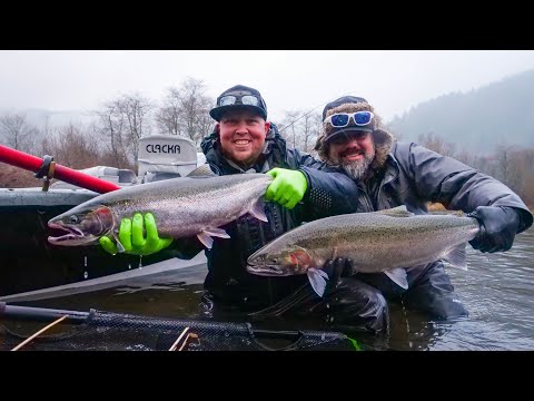 Видео: БЕЗУМНАЯ рыбалка на стальноголового лосося во время шторма!