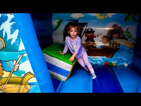 Видео: 💕 Анна веселится в развлекательном центре! Пират, доктор и водитель — весёлые детские приключения 