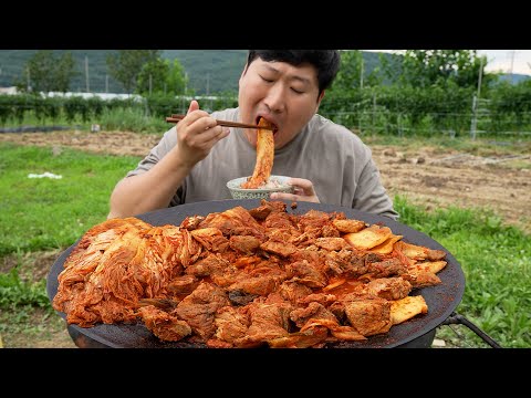 Видео: Острые тушеные свиные ребрышки с кимчи - кулинарное шоу Мукбанг
