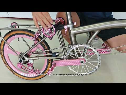 Видео: Велосипед Trifold, полностью титановый, с розовой сакурой, с деталями в стиле британского флага о...