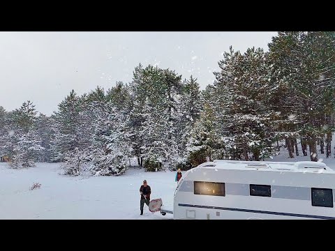 Видео: ЖИЗНЬ В ФУРГОНЕ | РОСКОШНЫЙ КЕМПИНГ-КАРАВАН ПОД СИЛЬНЫМ СНЕГОМ