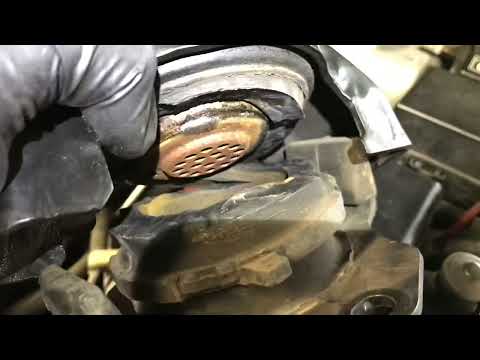 Видео: Как заменить опоры двигателя БЕЗ подъемника двигателя на Mitsubishi Montero Gen3 3.8L V6 2003-200...