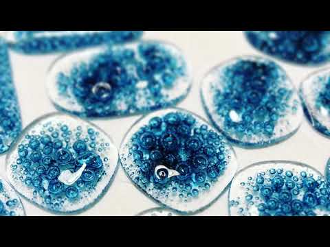 Видео: Подвески-пузырьки из плавленого стекла с использованием карбоната меди