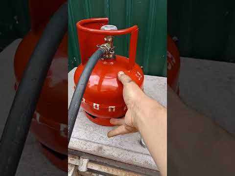 Видео: Заправляю пятилитровые пропановые баллоны от большого 50 литрового