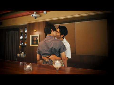 Видео: Он нежно поцеловал его - каким бы ни был его парень, он любит его.