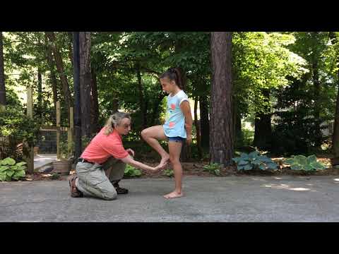 Видео: Самая легкая практика равновесия на ногах: упражнения для детской физиотерапии # 3