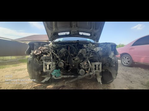 Видео: Снимаем впускной коллектор и приводные ремни с роликами