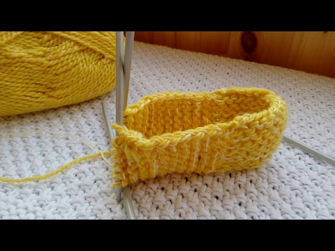 Видео: Вяжем следочки спицами / Часть 2 - подошва или "мостик" между пяткой и носиком 😃