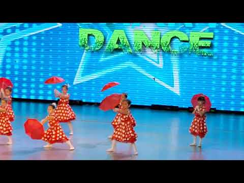 Видео: ТАНЕЦ С ЗОНТАМИ