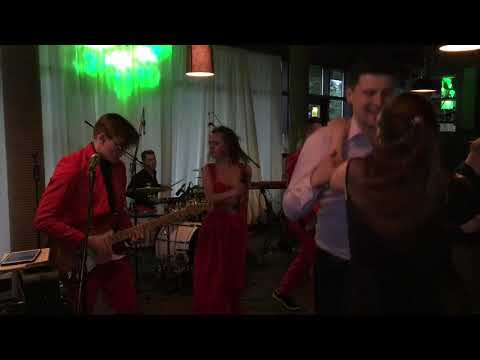 Видео: Юрий Антонов - Летящей походкой (кавер-группа Манхэттен)