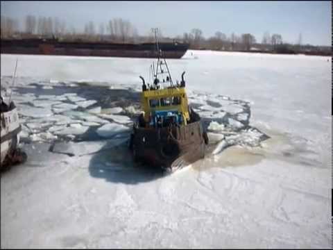 Видео: Вскрытие затона "Южный" Сарапул-12.04.2014год, река Кама