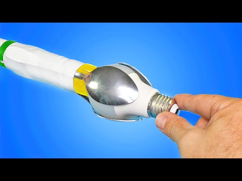Видео: Гениальная идея для самостоятельного вкручивания лампочек на высоте
