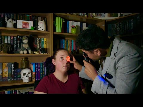 Видео: Клинические навыки работы с глазами: офтальмоскопия (стиль ASMR)