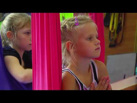 Видео: Fly yoga kids. Трюки с гамаком для новичков.