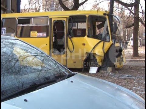 Видео: Автобус с пассажирами врезался в столб в центре Хабаровска.  Mestoprotv