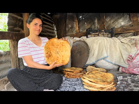 Видео: Он испек хлеб в глиняной печи \ Он ходил по горам \ Деревенская жизнь