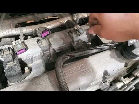 Видео: Как заменить свечи зажигания в Chevrolet Equinox 2.4L Ecotec / GMC Terrain 2010-2017 годов выпуск...