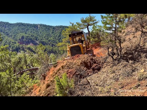 Видео: Высокий смертельный риск! Как бульдозер Caterpillar D7g открывает новые дороги в предгорьях