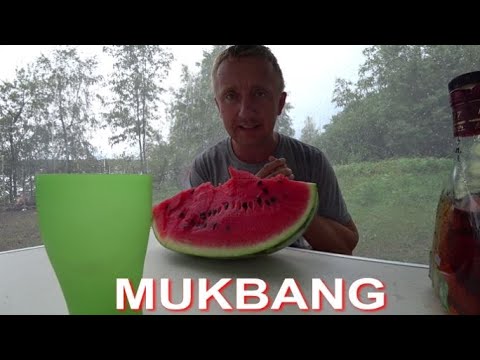 Видео: Мукбанг. Арбуз и ворованный самогон.