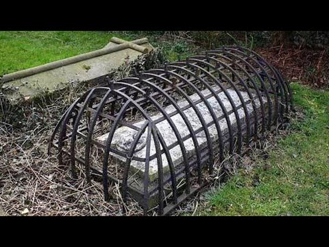 Видео: Почему на Этой Могиле Установлена Клетка?