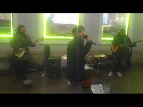 Видео: Уличные музыканты Питер гр. Шумные соседи и Женя на Невском 27 октября ч1 - Smoke On The Water