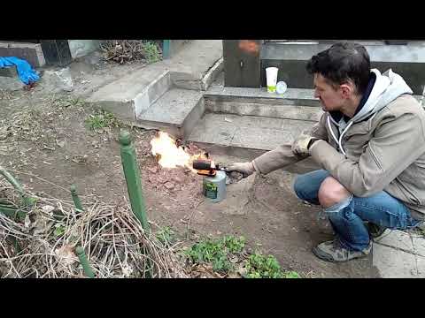 Видео: Как отчистить от старой краски сложную оградку Смывка VS Паяльная лампа