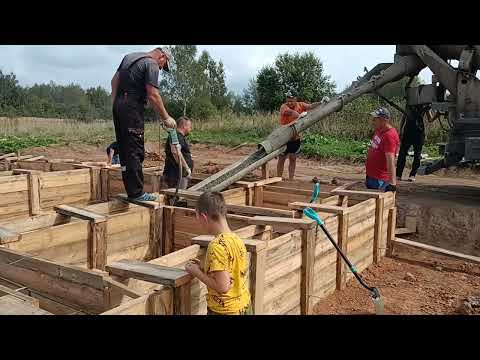 Видео: Заливаем фундамент!!!