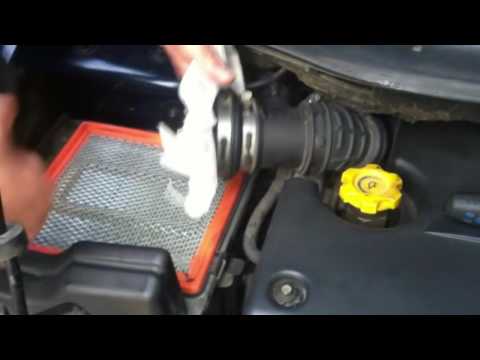 Видео: How to replace the air filter Chrysler Voyager Grand Caravan   Как поменять воздушный фильтр