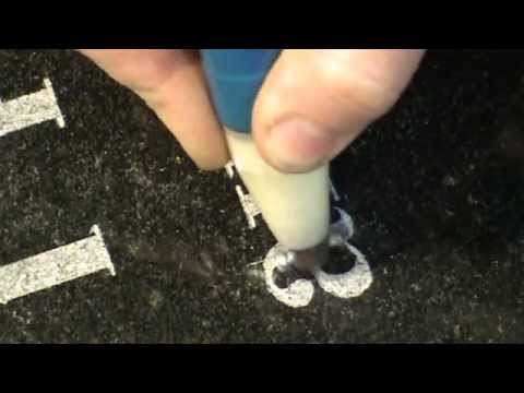 Видео: Гравировка букв на граните