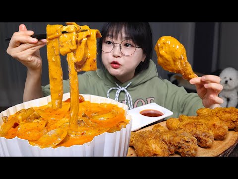 Видео: Мала розовое ттокбокки и хрустящая жареная курица🧡🍗Mukbang ASMR