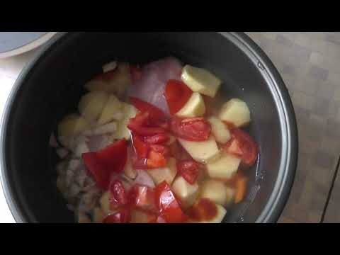 Видео: Влог Корм для уличных кошек/Тушеные овощи с курицей в мультиварке