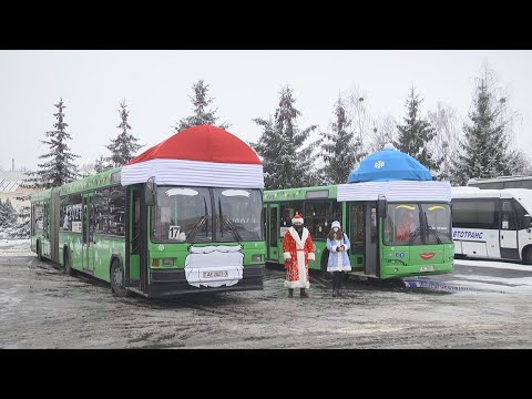 Видео: На 17-й маршрут вышли новогодние автобусы