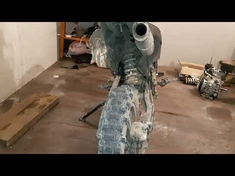 Видео: Демонстрация замены подшипников в маятнике питбайка