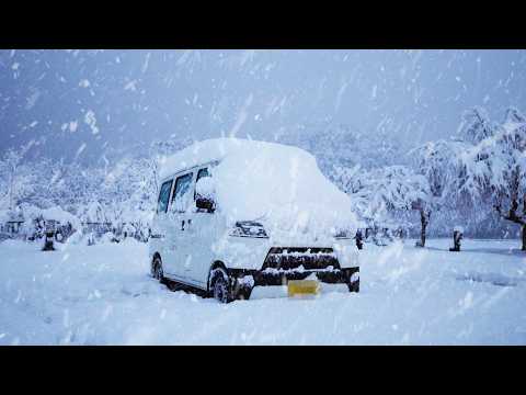 Видео: [Зимняя подборка] Кемпинг в снегу на маленькой машине в Японии.