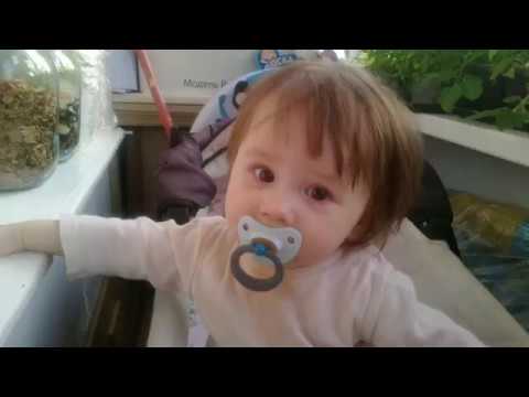 Видео: Как папа укладывает спать дочку