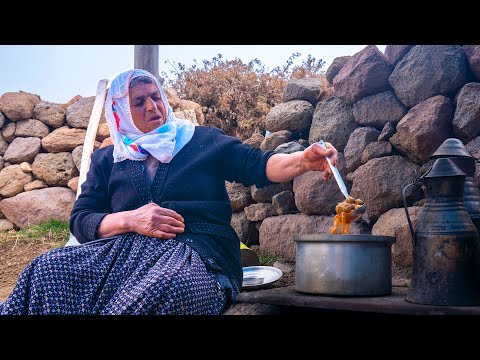 Видео: Наши местные сочные фрикадельки на горе - коровы пасутся у ручья