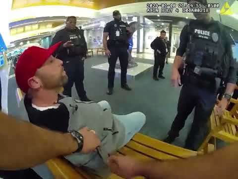 Видео: Безбилетный путешественник отказывается уезжать и вступает в конфронтацию с сотрудниками аэропорта!