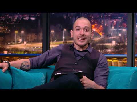 Видео: Шоуто на Николаос Цитиридис: Импровизиран концерт за обитателите на дома за стари хора в квартал....